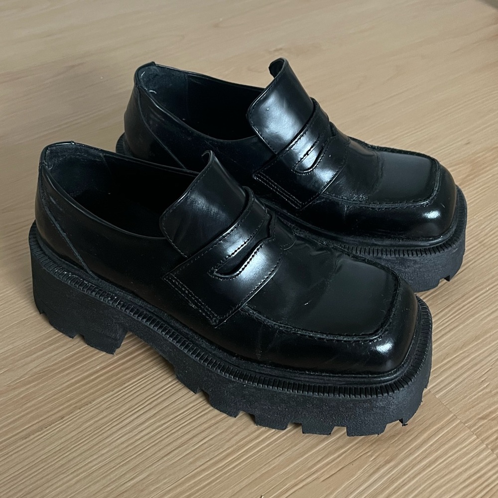 L’INTERVALLE Black Lug Sole Leather Loafer
